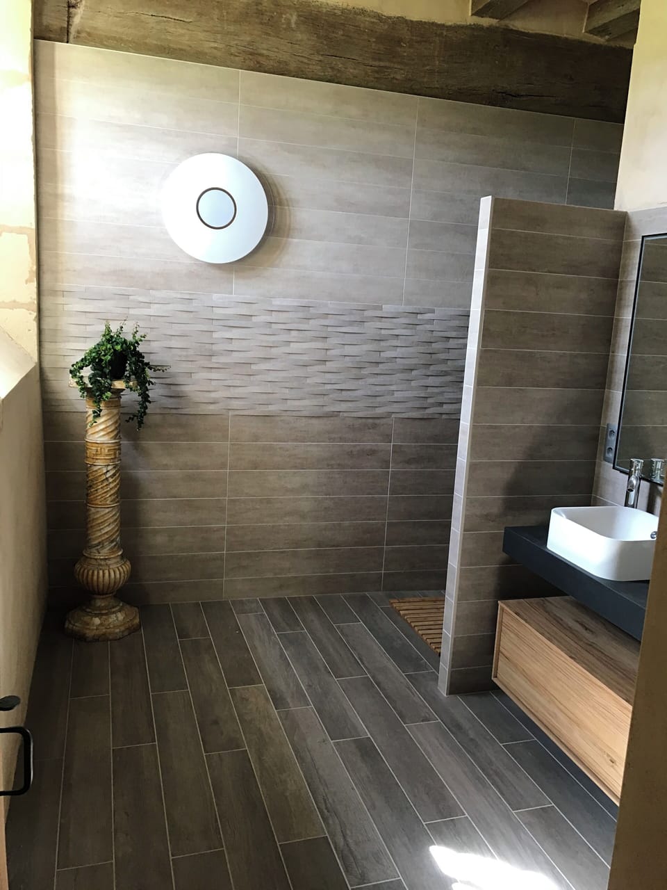 Luxury Room, 1 Queen Bed, Garden Area | Bathroom | Shower, rainfall showerhead, designer toiletries, hair dryer