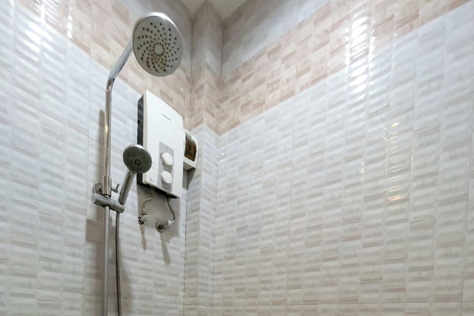 Superior Family Room | Bathroom | Shower, rainfall showerhead, free toiletries, slippers