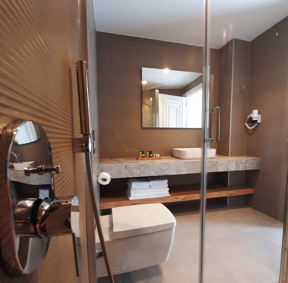 Standard Room, 1 Queen Bed, Non Smoking, City View | Bathroom | Shower, rainfall showerhead, free toiletries, hair dryer