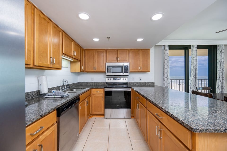 Condo, 3 Bedrooms | Private kitchen | Coffee/tea maker, fridge, oven