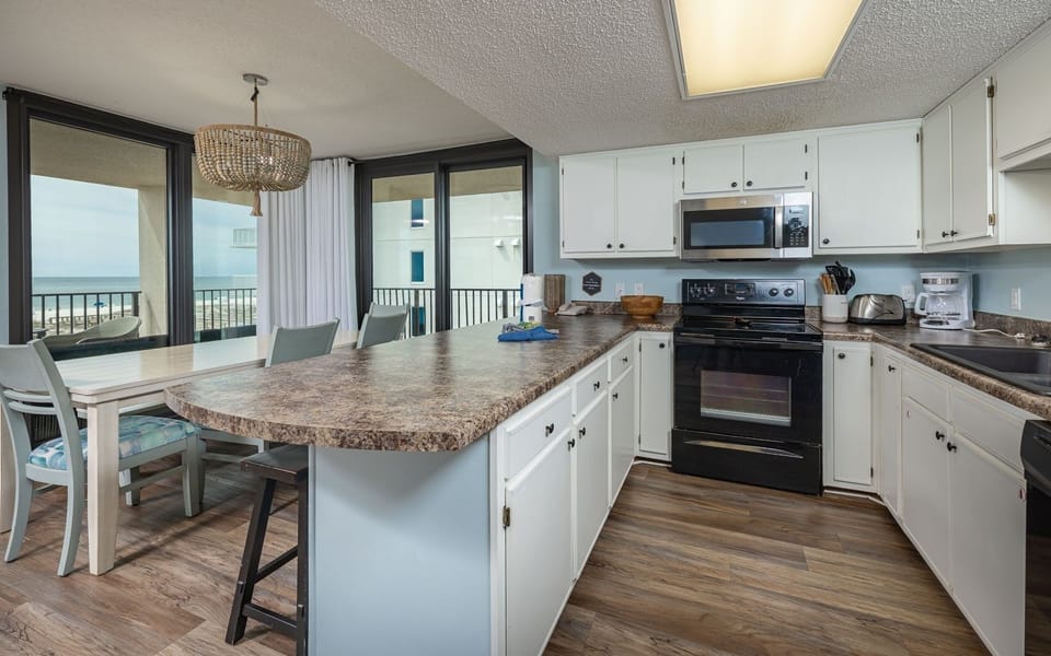 Condo, 3 Bedrooms | Private kitchen | Coffee/tea maker, fridge, oven
