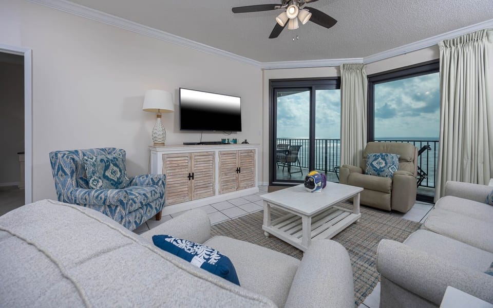 Condo, 2 Bedrooms | Living area