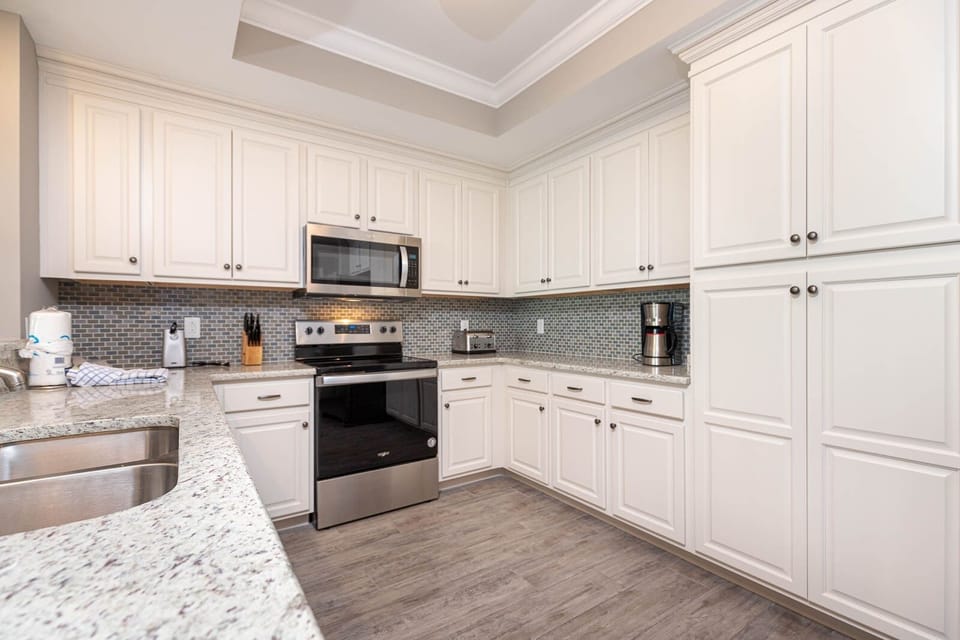 Condo, 3 Bedrooms | Private kitchen | Coffee/tea maker, fridge, oven