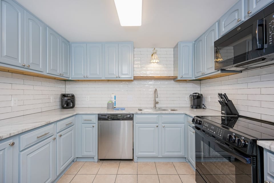 Condo, 3 Bedrooms | Private kitchen | Coffee/tea maker, fridge, oven