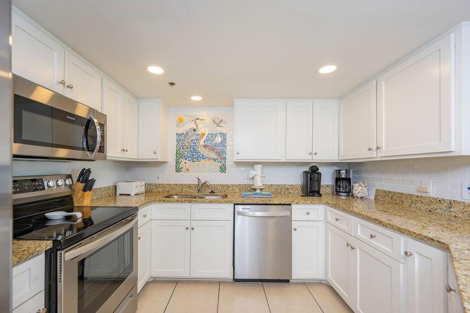 Condo, 3 Bedrooms | Private kitchen | Coffee/tea maker, fridge, oven