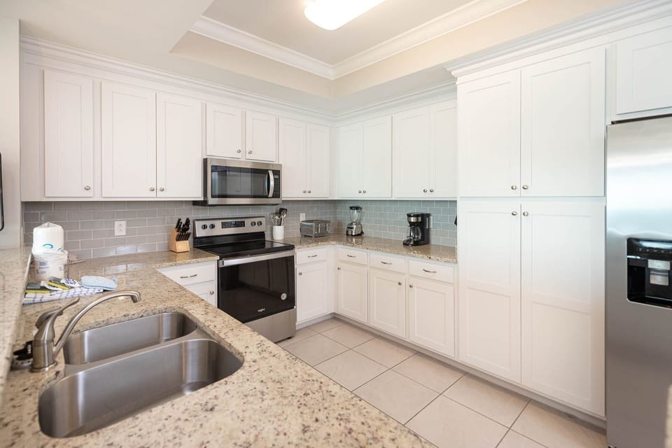 Condo, 3 Bedrooms | Private kitchen | Coffee/tea maker, fridge, oven