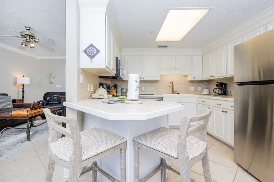 Condo, 1 Bedroom | Private kitchen | Fridge, oven, coffee/tea maker