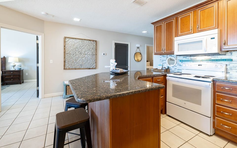 Condo, 3 Bedrooms | Private kitchen | Fridge, oven, coffee/tea maker