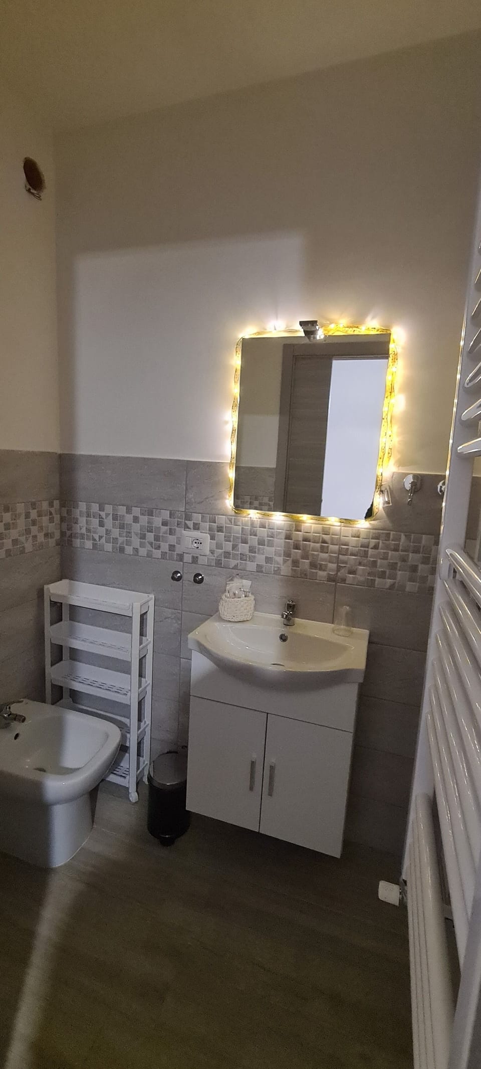 Comfort Double Room | Bathroom | Shower, rainfall showerhead, free toiletries, hair dryer