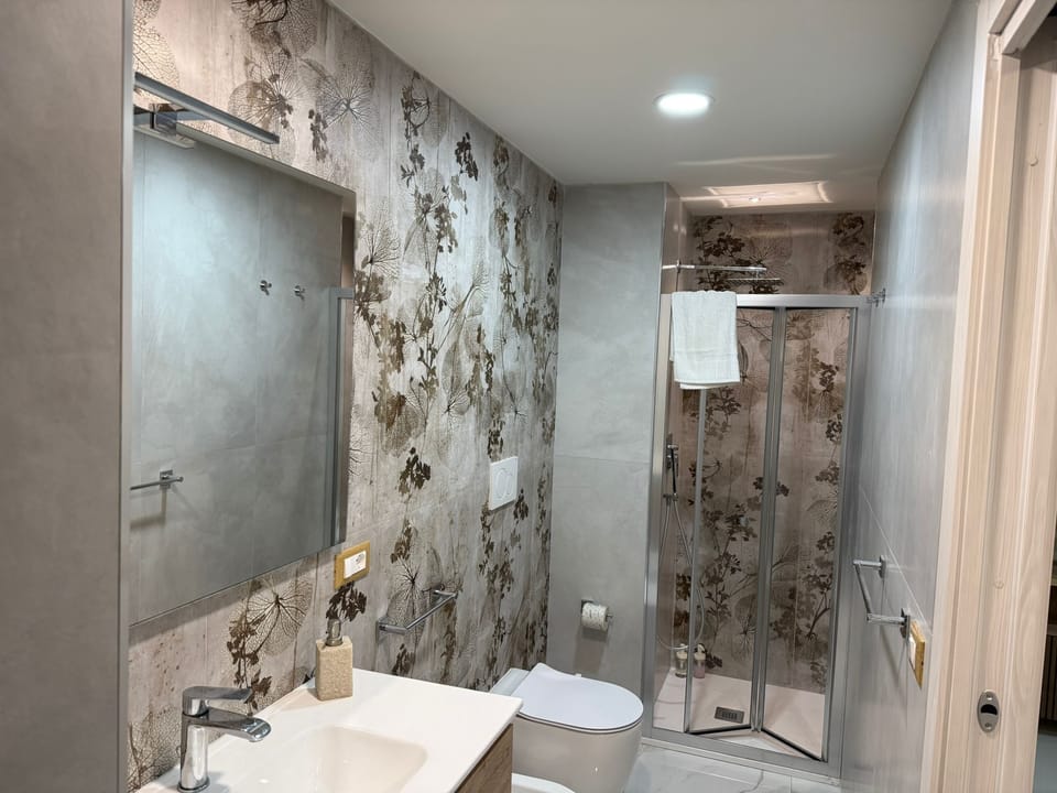 Comfort Condo | Bathroom | Shower, rainfall showerhead, free toiletries, hair dryer
