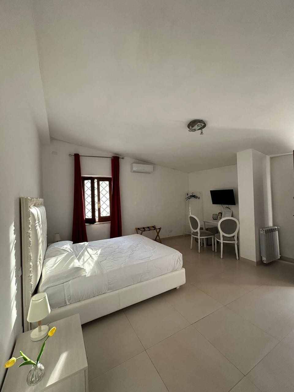 Deluxe Room | Desk, bed sheets
