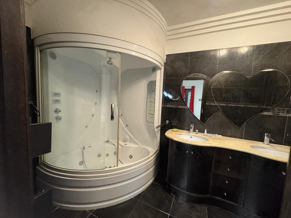 Royal Room | Bathroom | Free toiletries, hair dryer, bathrobes, bidet