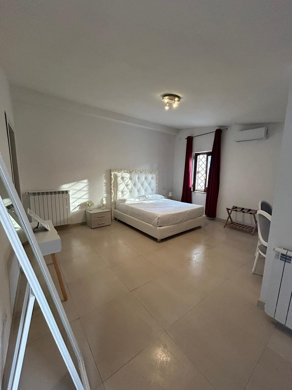 Deluxe Room | Desk, bed sheets