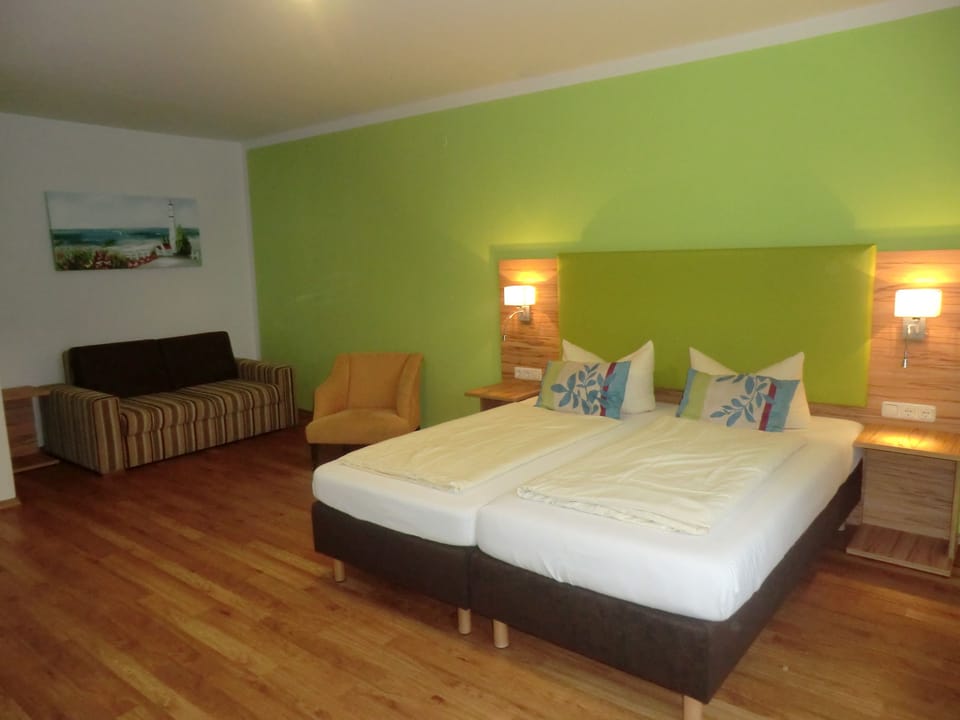 Triple Room | In-room safe, blackout drapes, cribs/infant beds, rollaway beds