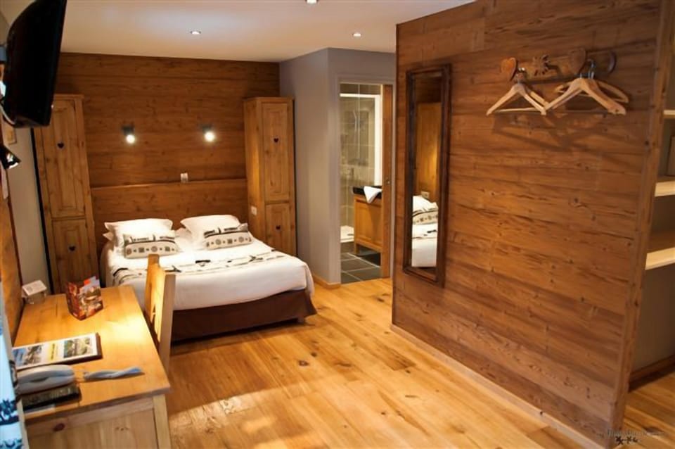 Quadruple Room | In-room safe, desk, blackout drapes, iron/ironing board