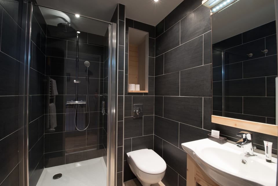 Double Room | Bathroom | Shower, rainfall showerhead, free toiletries, hair dryer