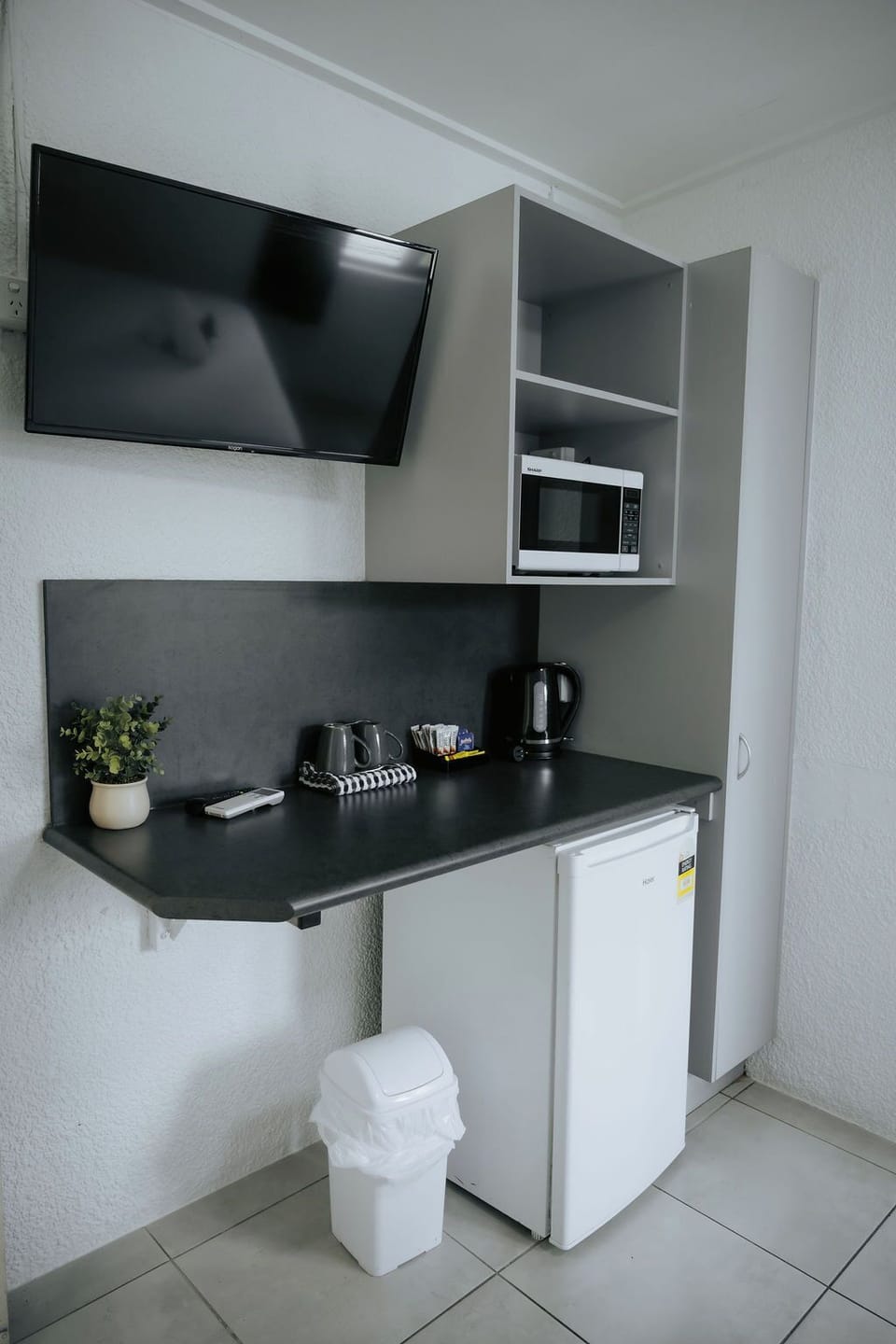 Deluxe Triple Room, 1 Queen Bed and 1 Single Bed | Iron/ironing board, free WiFi, bed sheets