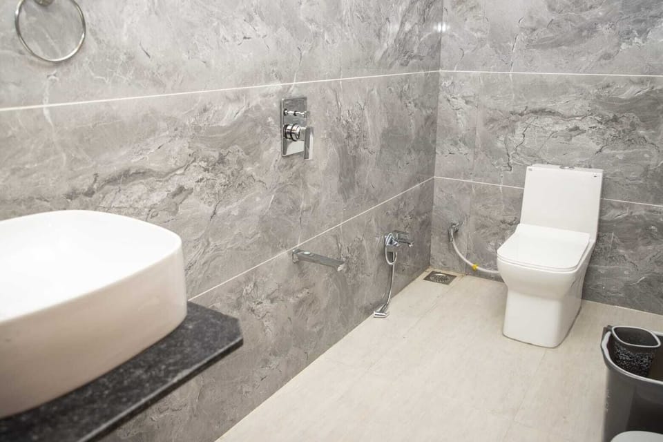 Premium Room | Bathroom | Slippers