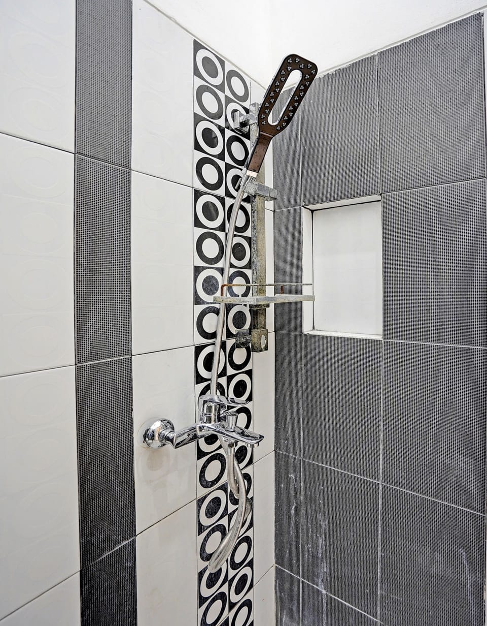 Standard Double Room | Bathroom | Shower, towels