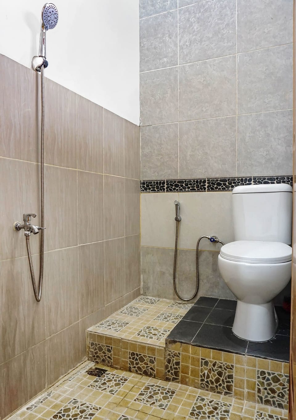 Standard Double Room | Bathroom | Shower, bidet, towels