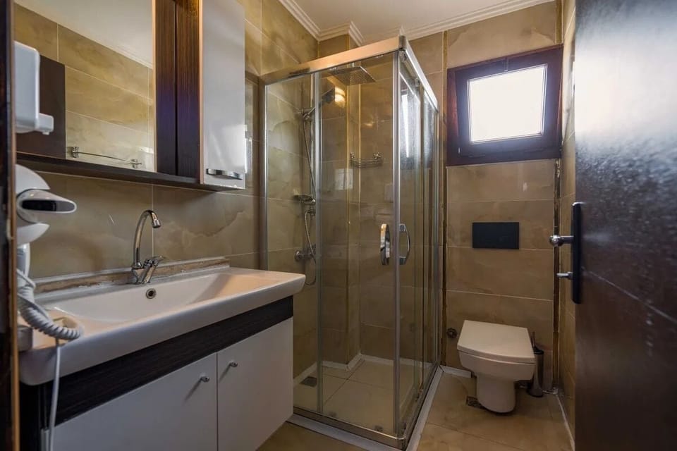 Standard Room | Bathroom | Shower, rainfall showerhead, free toiletries, hair dryer