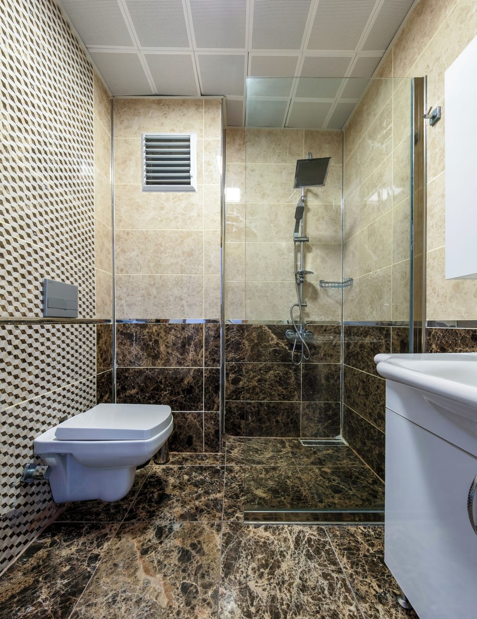 Basic Room | Bathroom | Shower, hair dryer, towels