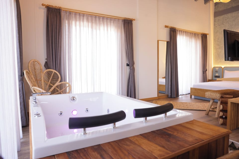 Premium Room | Minibar, in-room safe, laptop workspace, free WiFi
