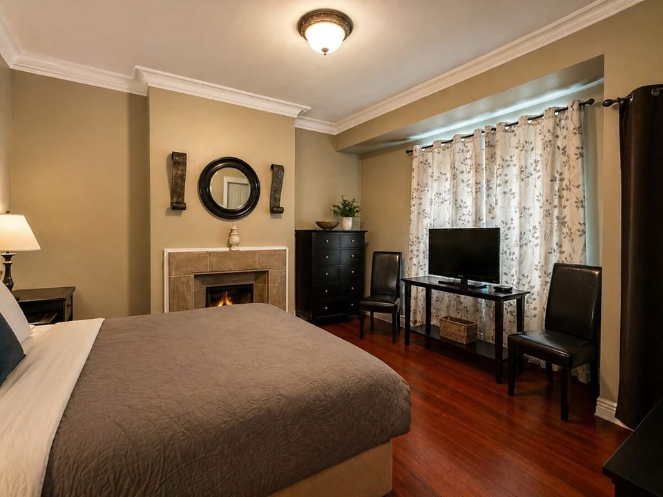 King Room, 1 King Bed, Ensuite | Desk, iron/ironing board, free WiFi