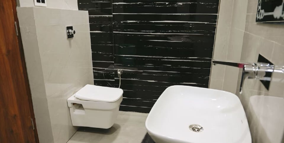 Executive Double Room | Bathroom | Hydromassage showerhead, designer toiletries, bidet, towels