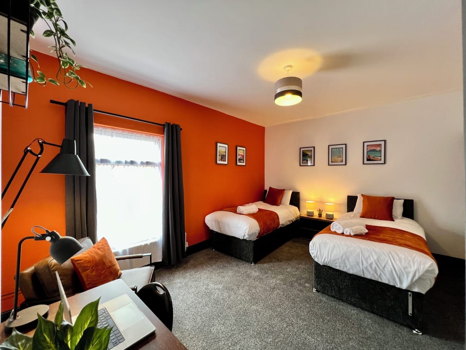 Family Townhome | 3 bedrooms, iron/ironing board, free WiFi