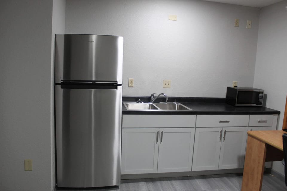 Suite, 1 Queen Bed with Sofa bed, Non Smoking, Kitchenette | In-room safe, desk, laptop workspace, iron/ironing board