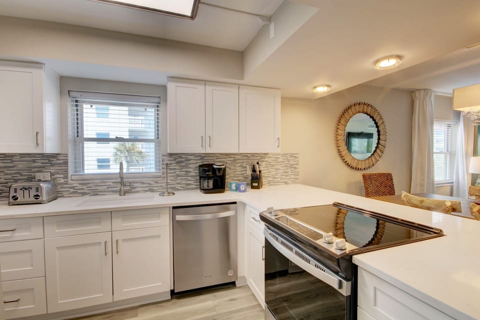 Condo, 2 Bedrooms | Private kitchen | Coffee/tea maker, fridge, oven, stovetop