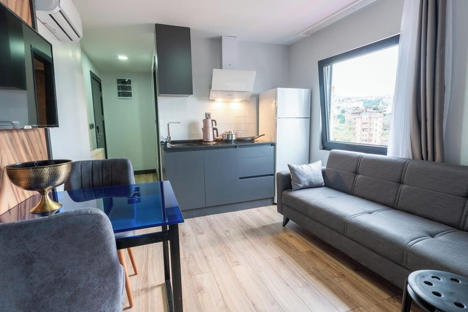Condo 2+1 ODA (703) | Private kitchen | Fridge, microwave, griddle, cookware/dishes/utensils