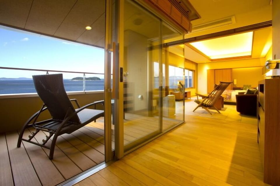 Premium Twin, Semi Open-air Bath | Living area | TV