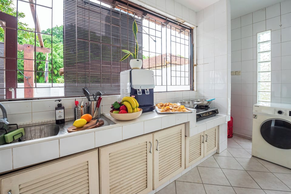 Luxury Villa | Private kitchen | Fridge, microwave, oven, stovetop