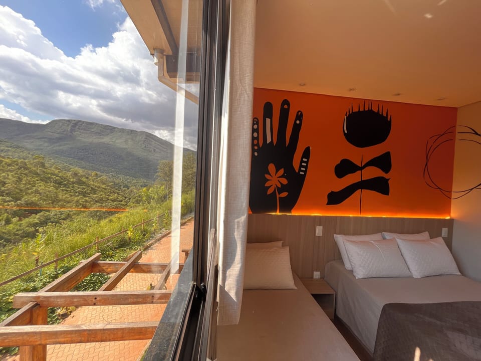 Suíte Triplo Calcita Laranja | Premium bedding, pillowtop beds, individually decorated