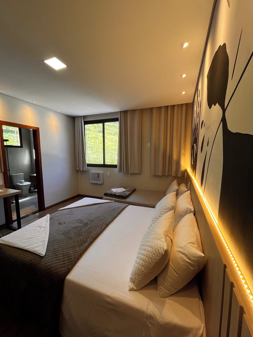 Suíte Triplo Cristal | Premium bedding, pillowtop beds, individually decorated