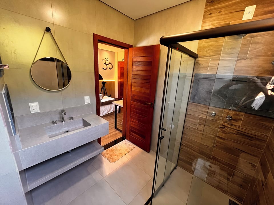 Suíte Triplo Cristal | Bathroom | Shower, towels, soap, shampoo