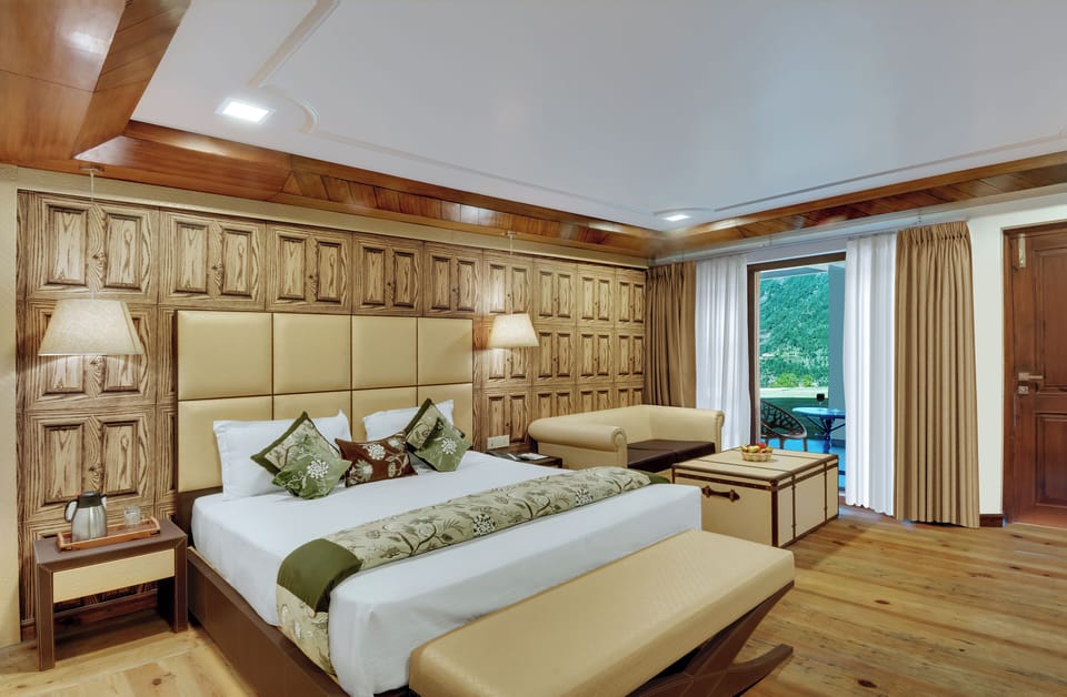 Luxury Room | 1 bedroom, in-room safe, iron/ironing board, free WiFi