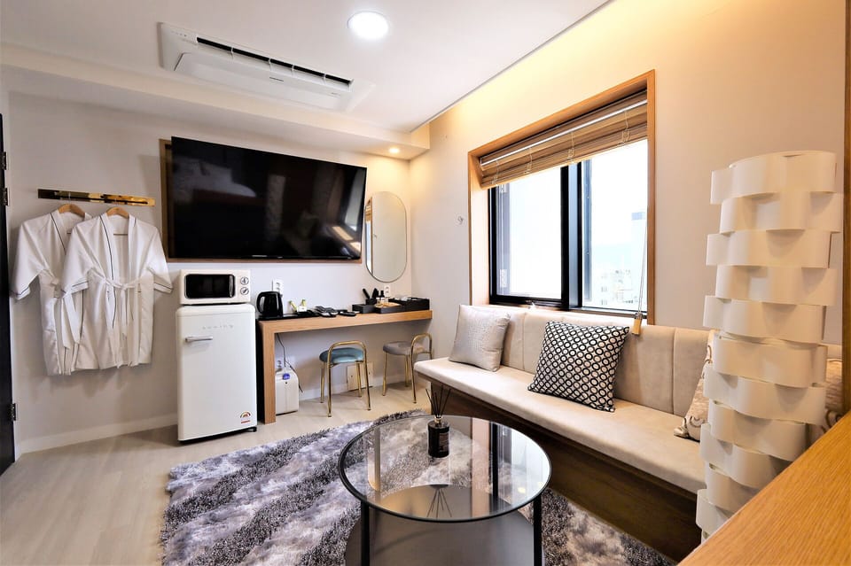 Queen Suite Room | Desk, WiFi (free), individually decorated, individually furnished