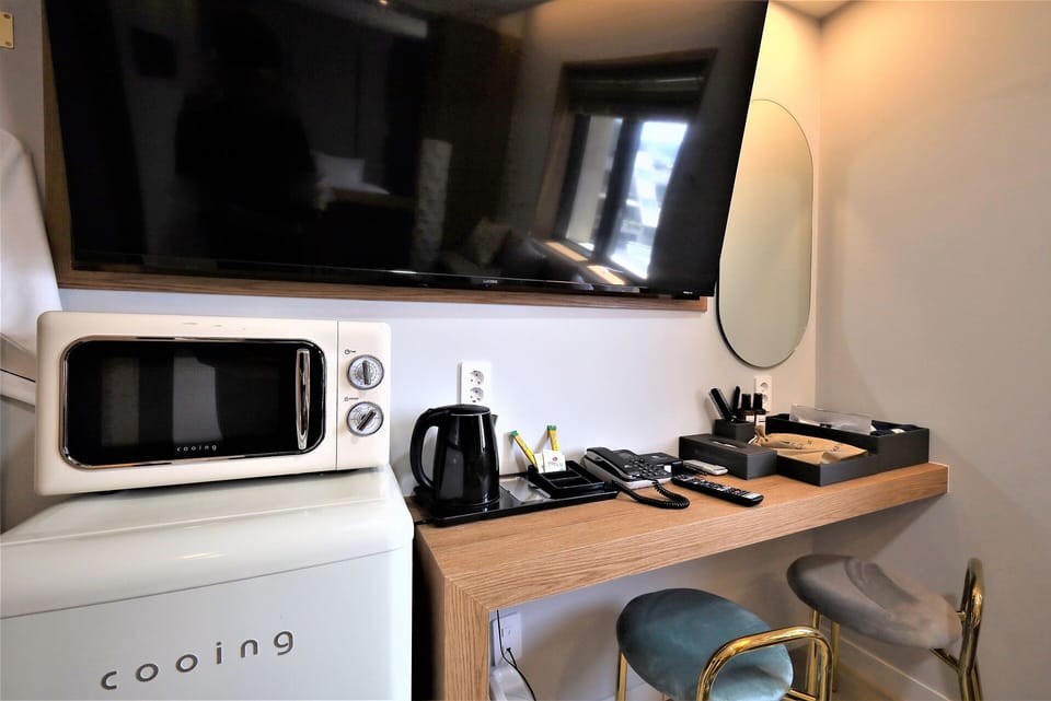 Queen Suite Room | Individually decorated, individually furnished, desk, free WiFi