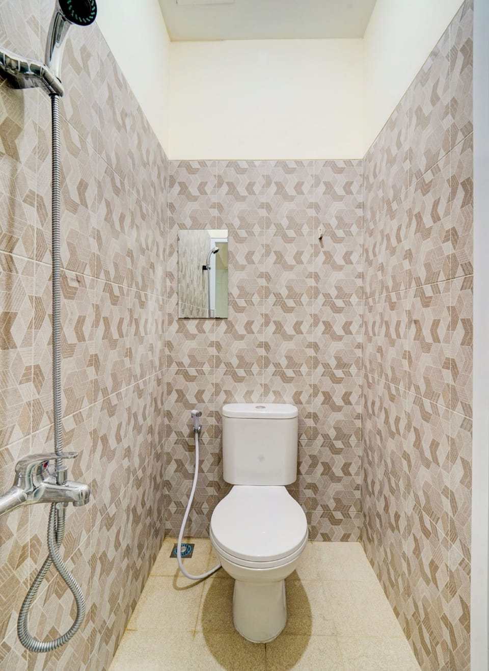 Standard Double Room | Bathroom | Shower, towels