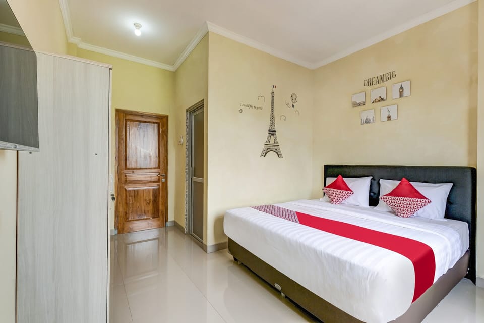 Standard Double Room | Laptop workspace, free WiFi, bed sheets