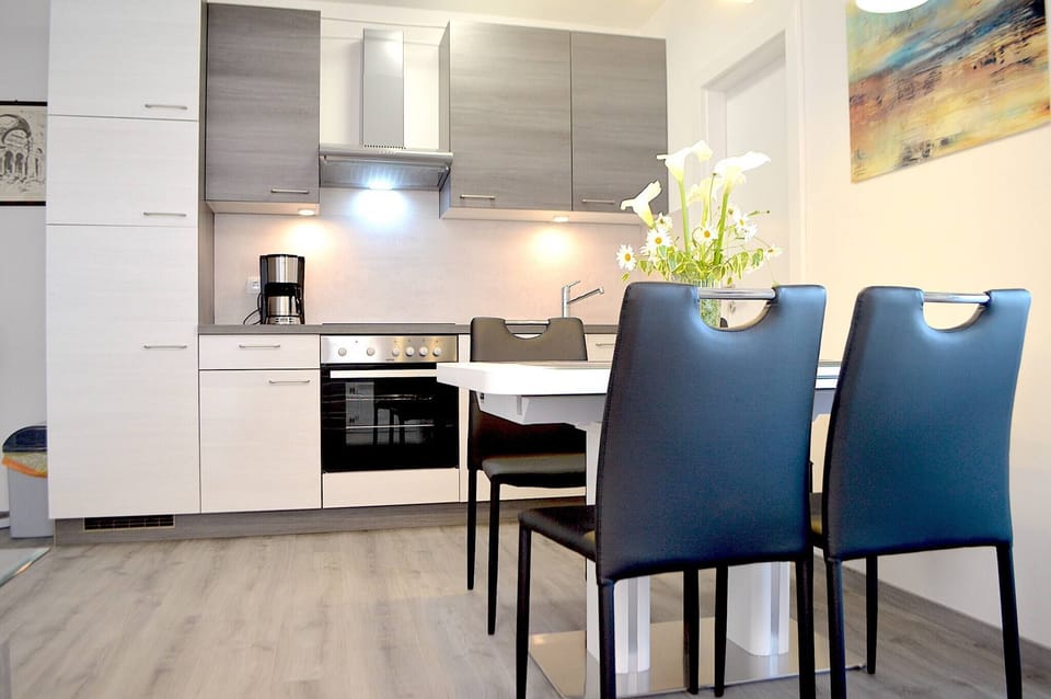 Apartment, 2 Bedrooms, Smoking, Balcony | Dining