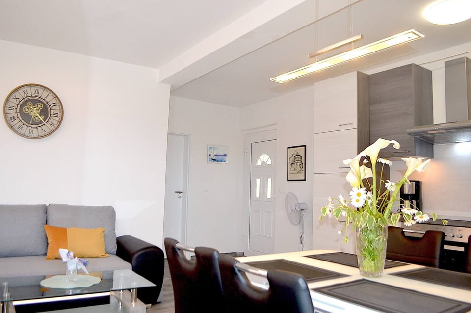 Apartment, 2 Bedrooms, Smoking, Balcony | Interior