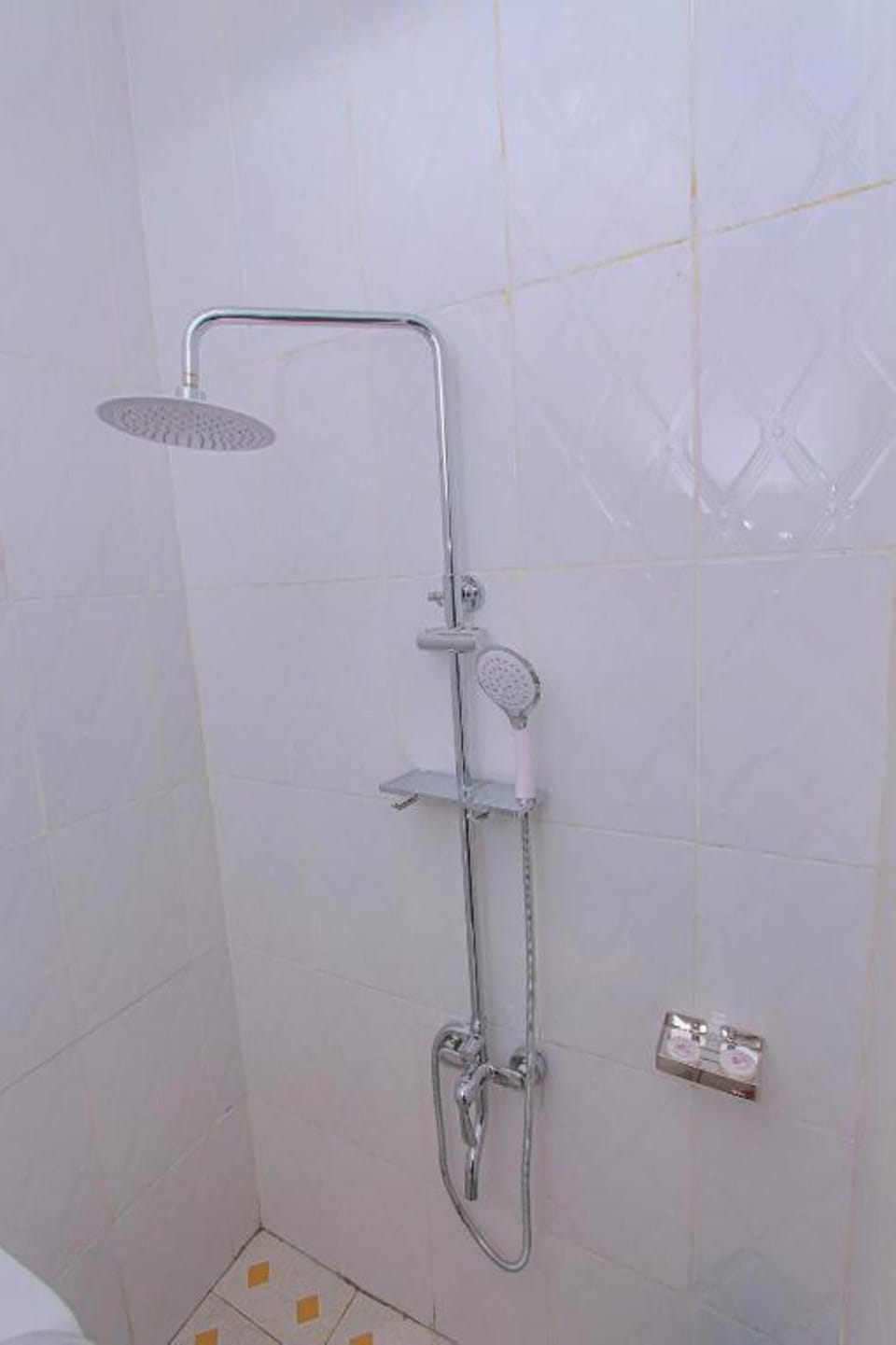 Shower, rainfall showerhead, free toiletries, towels
