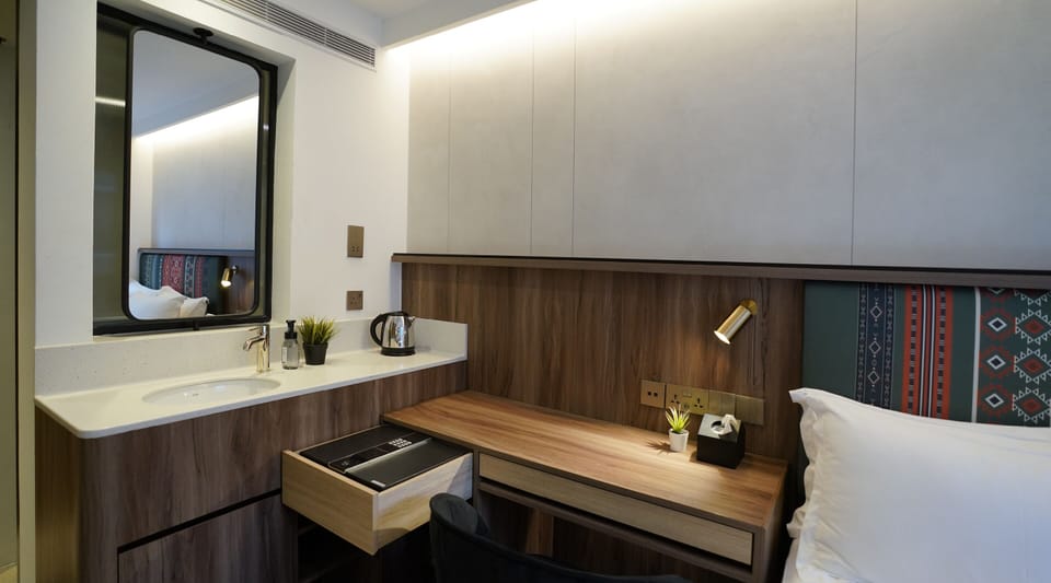 Deluxe Room, Window, SHORT OVERNIGHT, 11hrs:8PM-7AM | Minibar, desk, WiFi (free), bed sheets