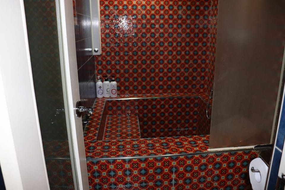 VIP Room | Bathroom | Free toiletries, hair dryer, bathrobes, slippers