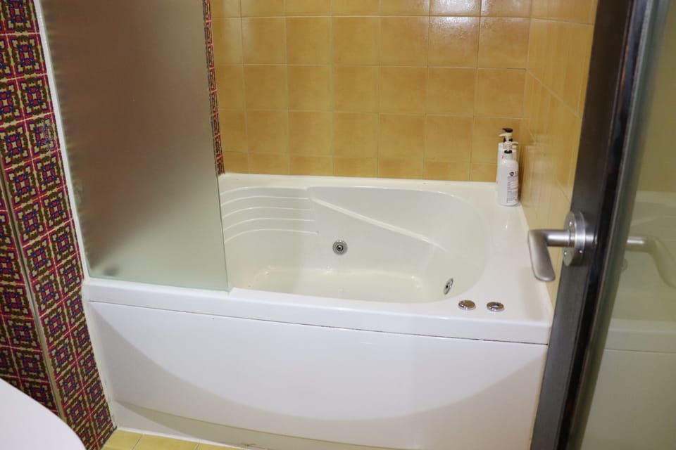 VIP Room | Bathroom | Free toiletries, hair dryer, bathrobes, slippers