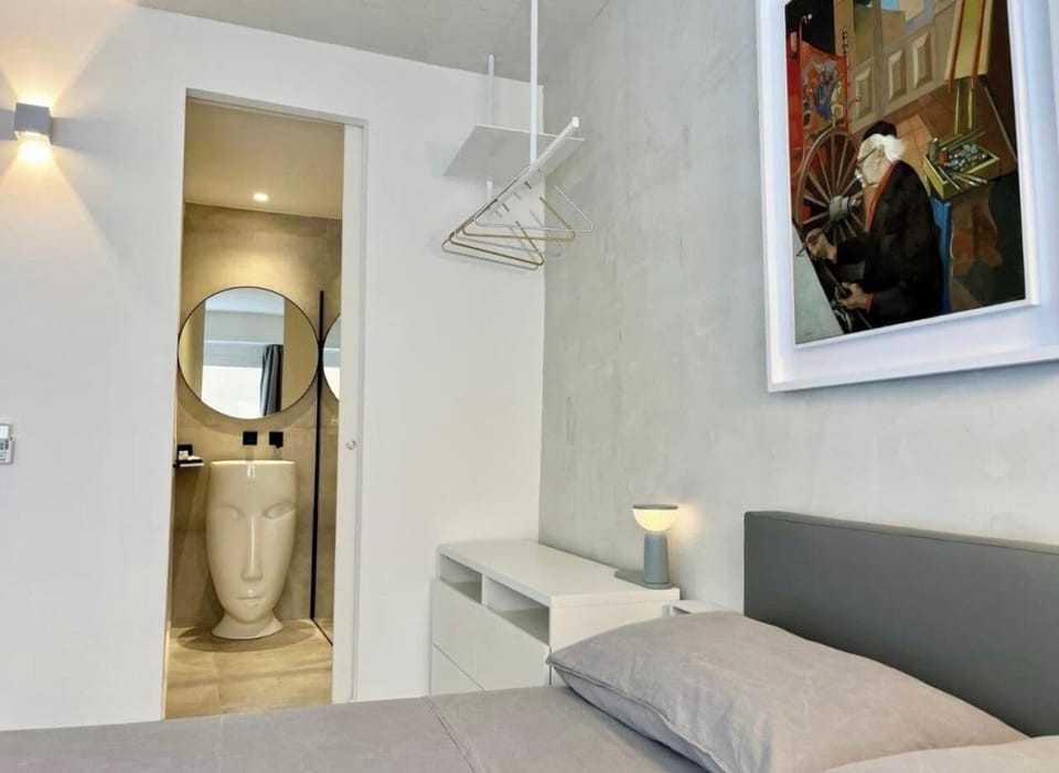 D1 | Bathroom | Shower, rainfall showerhead, free toiletries, hair dryer